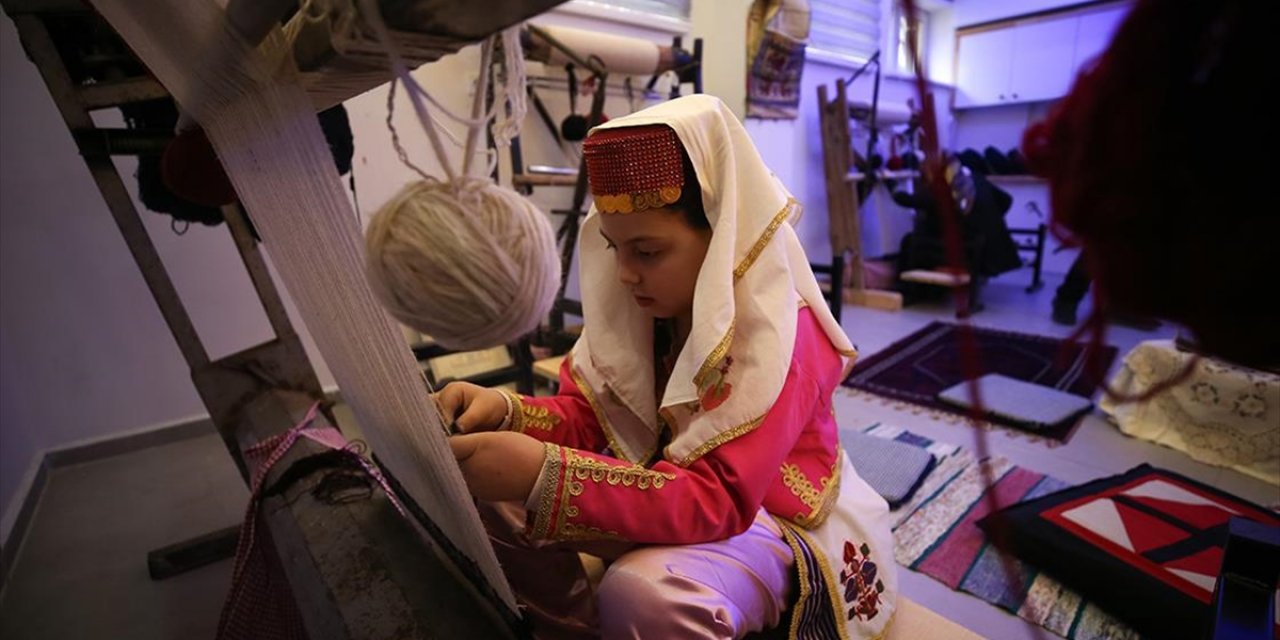 İlkokul Öğrencileri, Coğrafi İşaretli Yağcıbedir Halısını Dokumayı Öğrenmek İçin Tezgah Başında