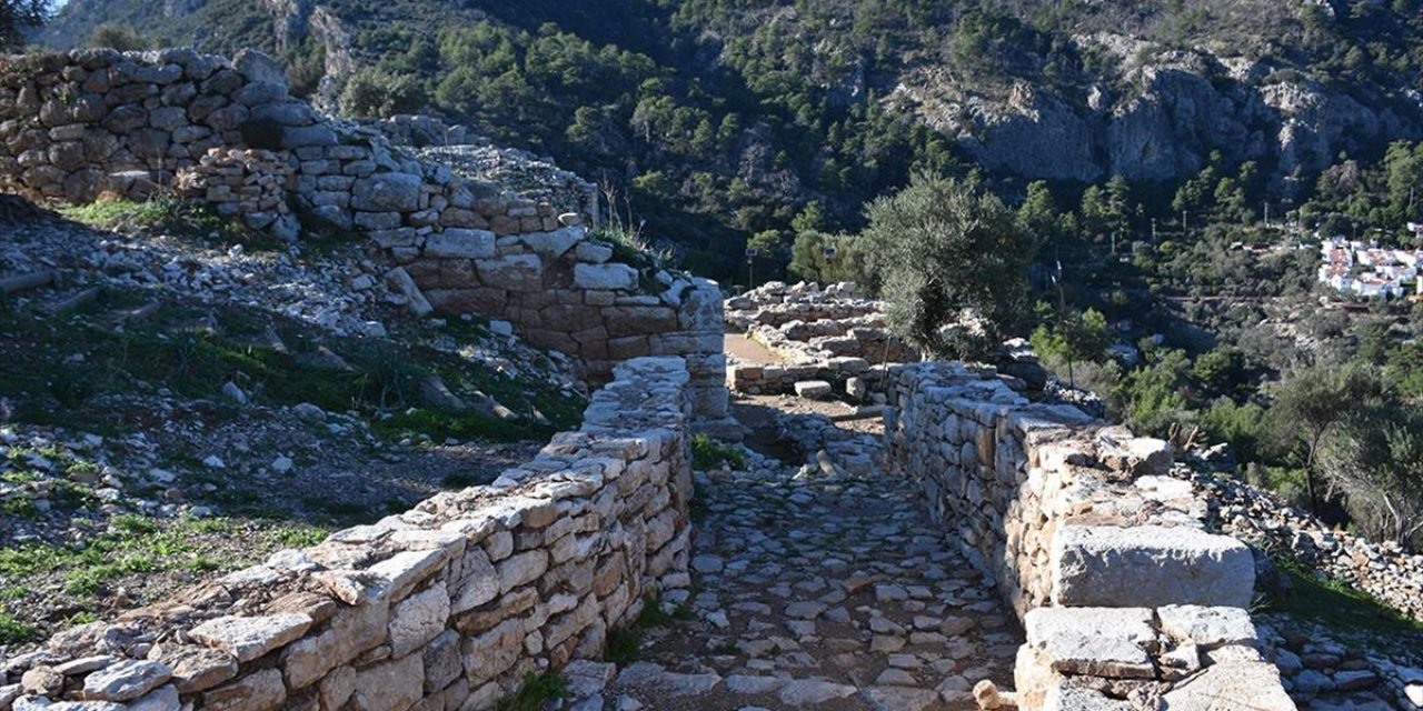 Marmaris'teki Amos Antik Kenti'nde Asur Tanrıçası İştar Betimlemeli Gümüş Kolye Bulundu