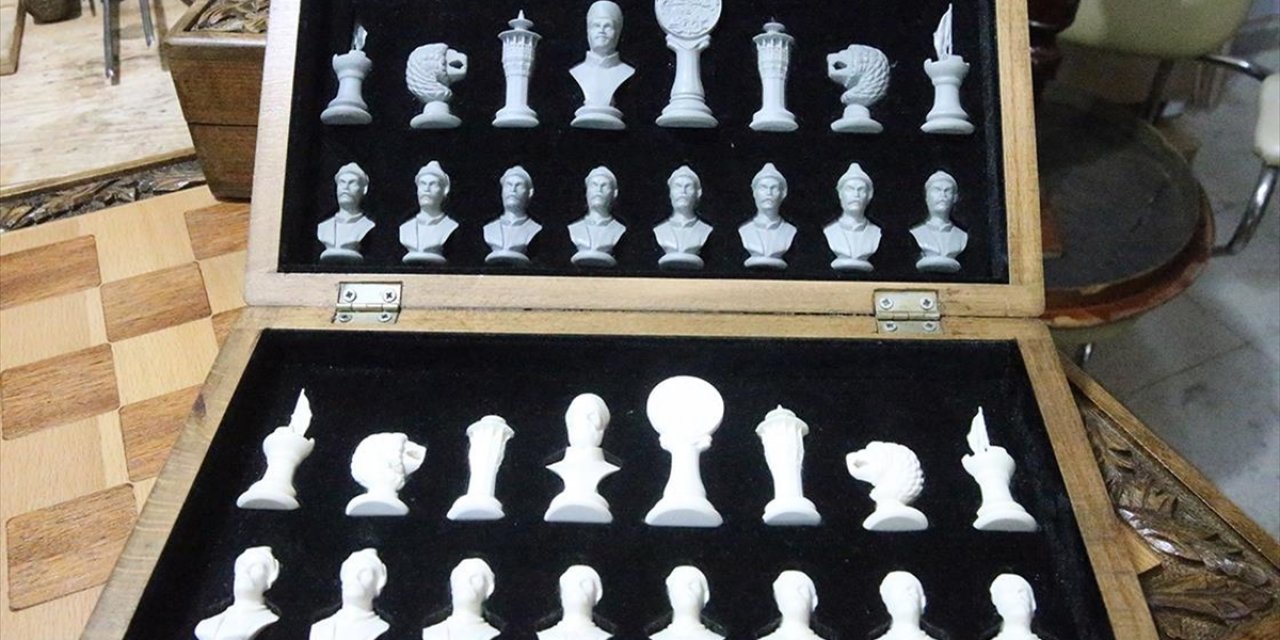 Depremde Zarar Gören Okul Sıraları, Kültürel Figürlü Satranç Takımına Dönüştürüldü