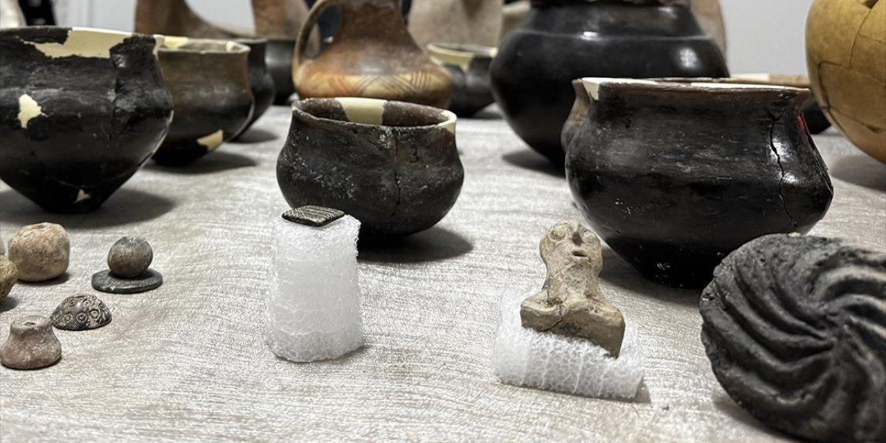 Elazığ'da 7 Bin 500 Yıllık Olduğu Değerlendirilen Taş Mühür Gün Yüzüne Çıkarıldı