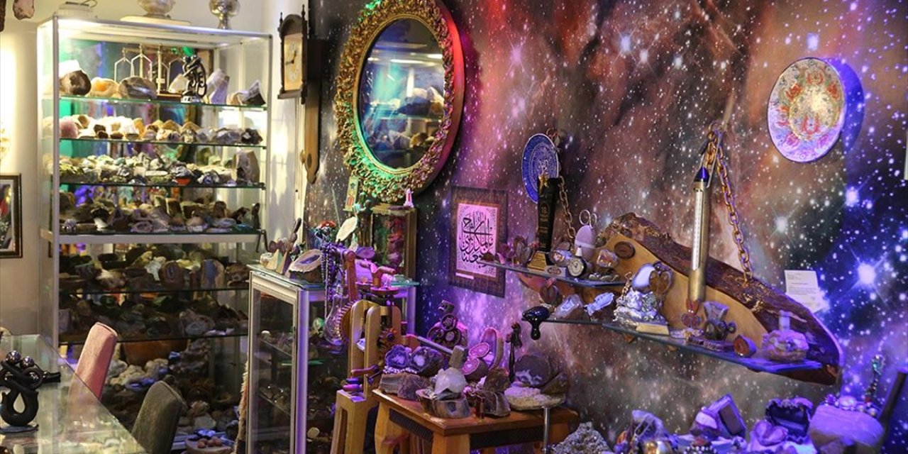 İşlediği Süs Taşlarını Oluşturduğu "Müze"de Sergiliyor