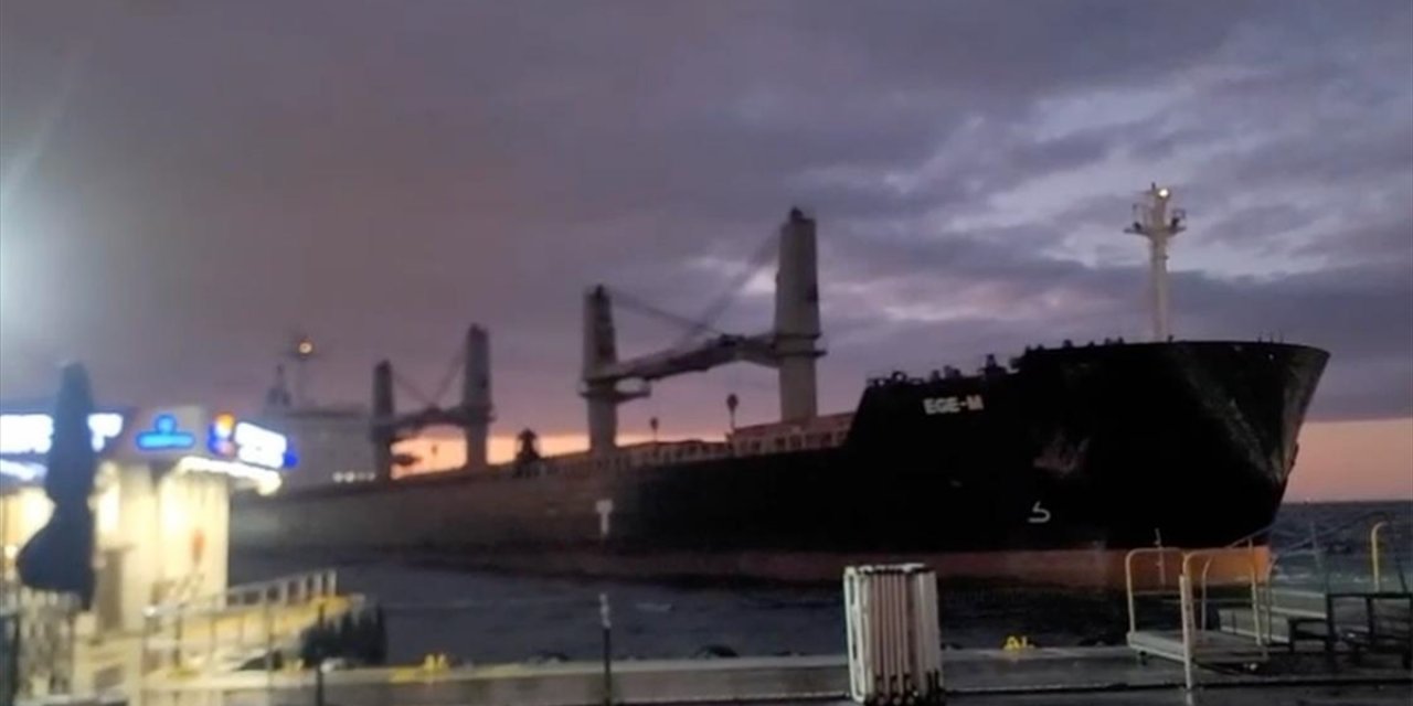 İstanbul Boğazı'nda Dümen Arızası Yaşayan Gemi Ahırkapı'ya Demirletildi