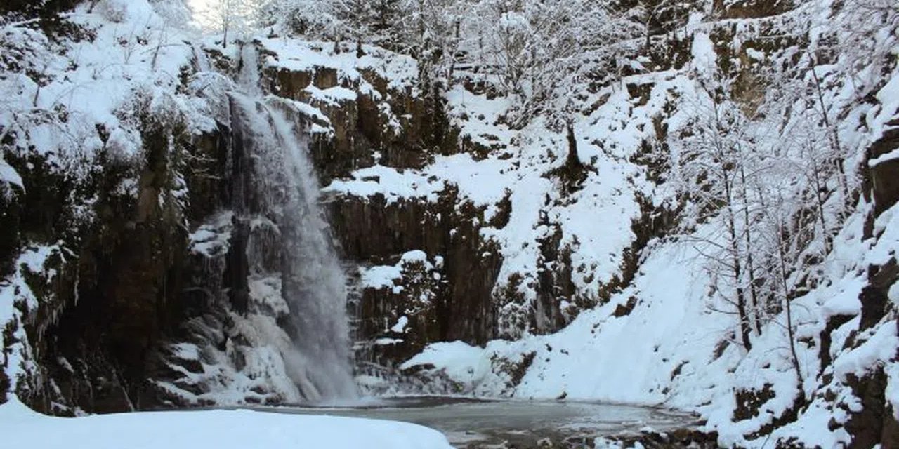 Gümüşhane'deki Çağlayandibi Şelalesi Tabiat Parkı Beyaza Büründü