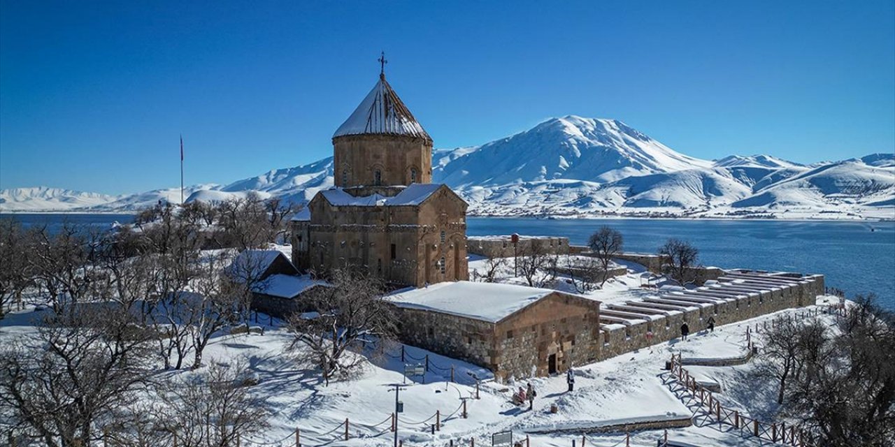 Beyaza Bürünen Akdamar Adası Ziyaretçilerini Ağırlıyor