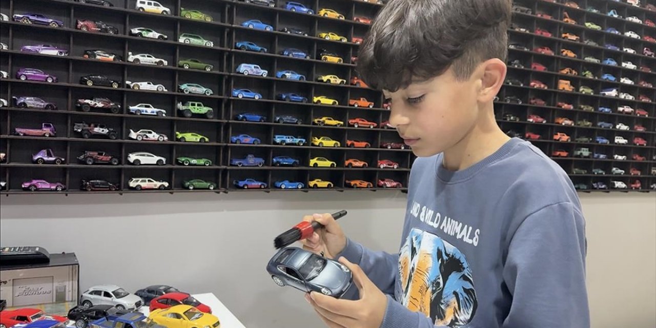 Oyuncak Arabalarla Büyüyen Alpaslan'ın Koleksiyonunda 1000'e Yakın Araç Var