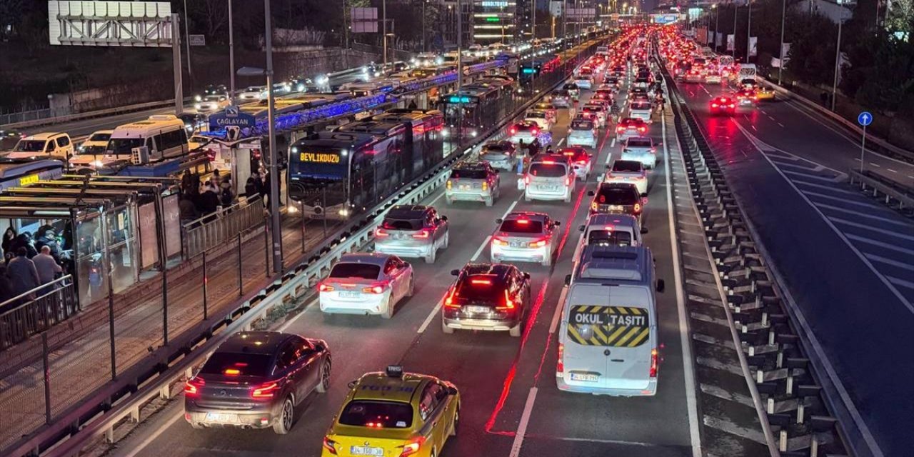İstanbul'da Yılın Son Mesai Gününde Trafik Yoğunluğu Yüzde 74'e Çıktı