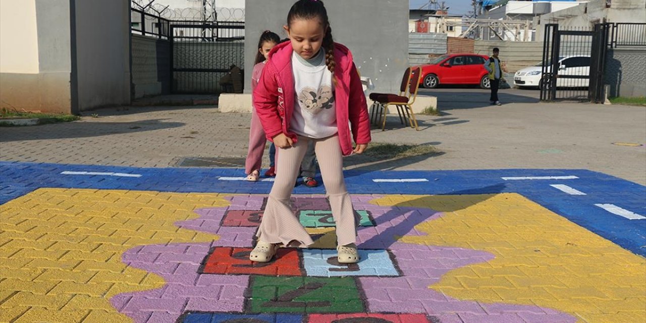 Adana'da Okul Bahçeleri Gönüllülerin Çizdiği Oyun Alanlarıyla Renkleniyor