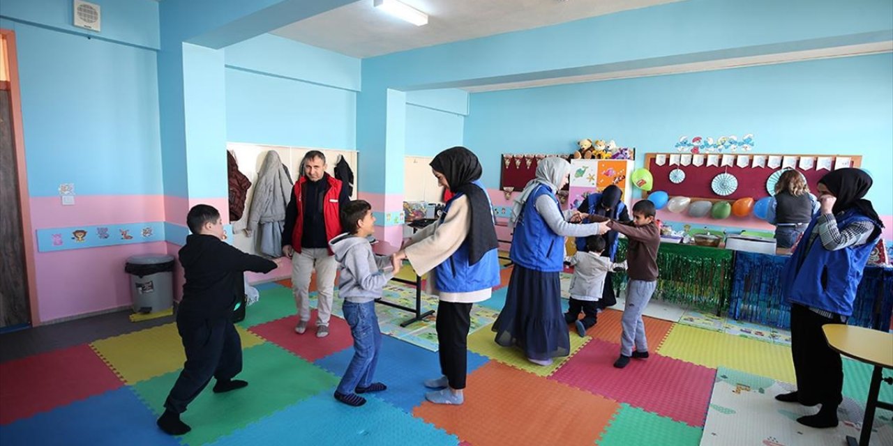 Muş'ta Gönüllü Gençler 20 Köyde Yaptıkları Etkinliklerle Çocukların Yüzünü Güldürdü