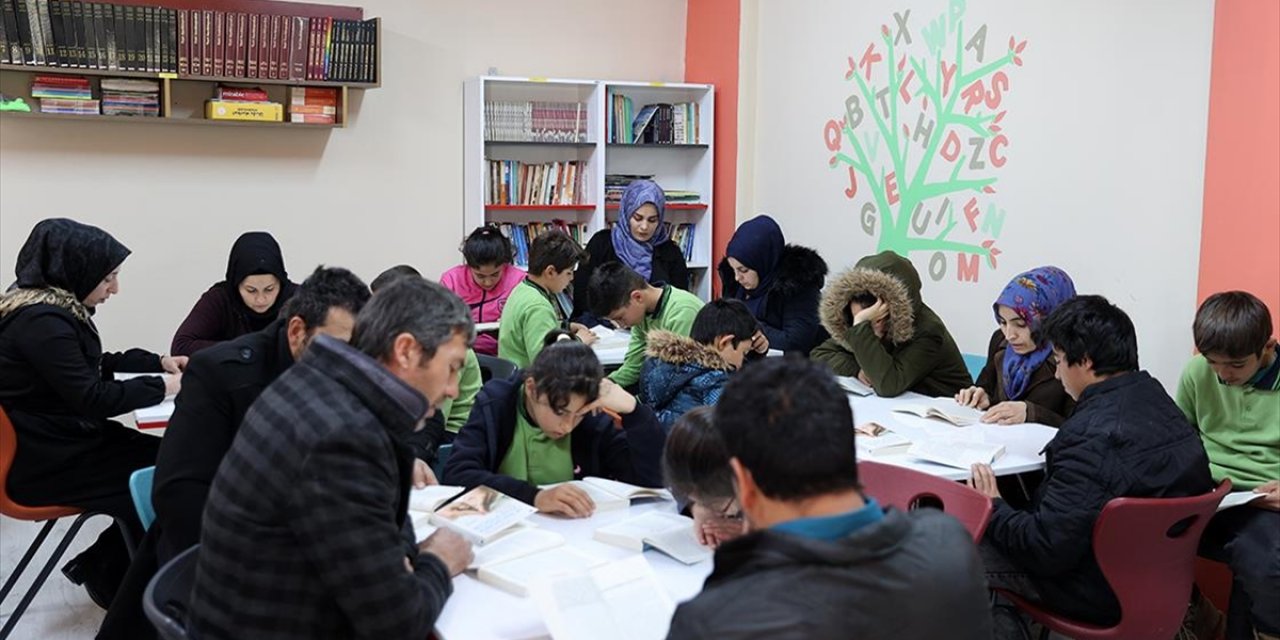 Ebeveynler Çocuklarıyla Kitap Okumak İçin Okulun Kütüphanesinde Buluşuyor