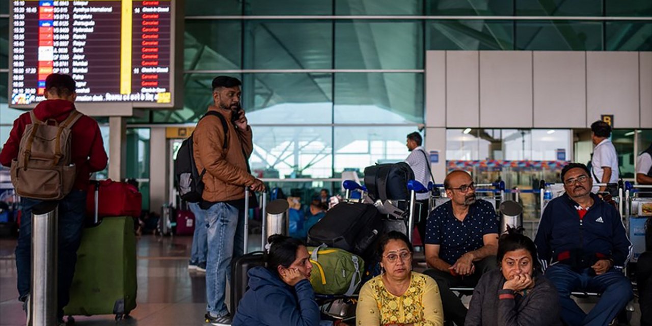 Hindistan'ın Delhi Ulusal Başkent Bölgesi'nde Sis Nedeniyle Uçuş İptalleri Devam Ediyor