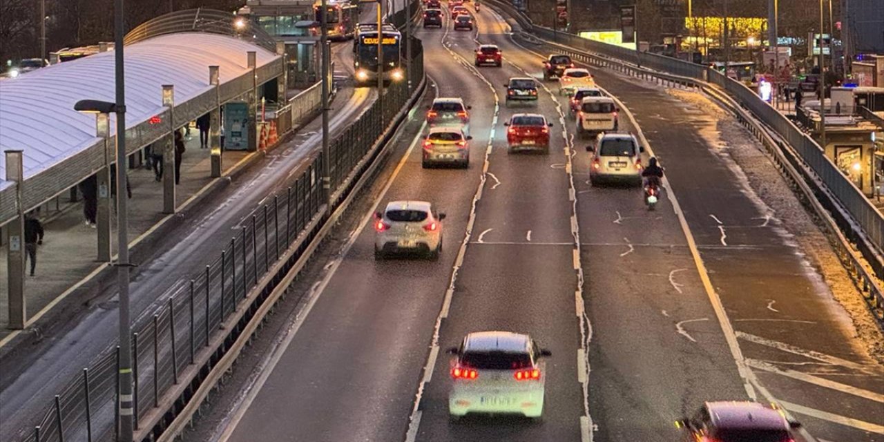 İstanbul'da Yeni Yılın İlk İş Gününde Sabah Saatlerinde Trafik Sakin