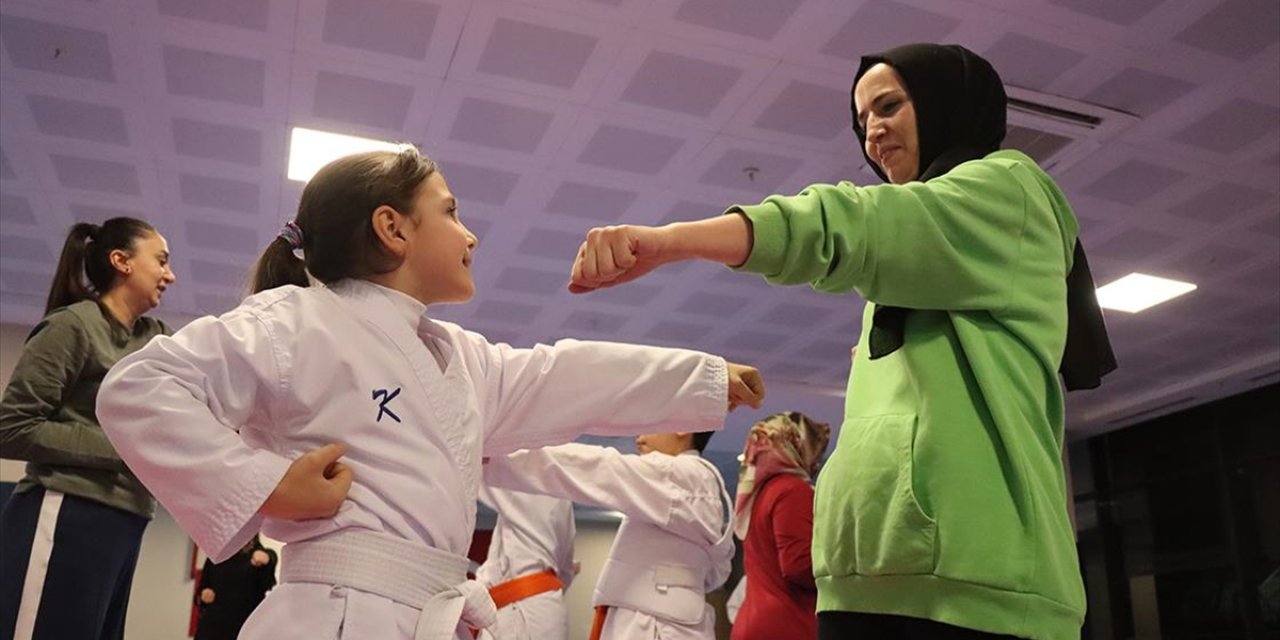 Erzincan'da Sağlıklı Yaşam İçin Çocuklar Anneleriyle Karate Yapıyor