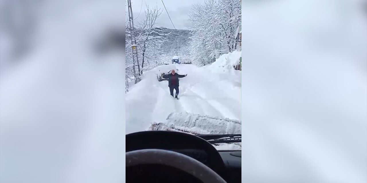 Kar Nedeniyle Kapanan Yolu Açılan Köy Sakini, Ekibi Oynayarak Karşıladı