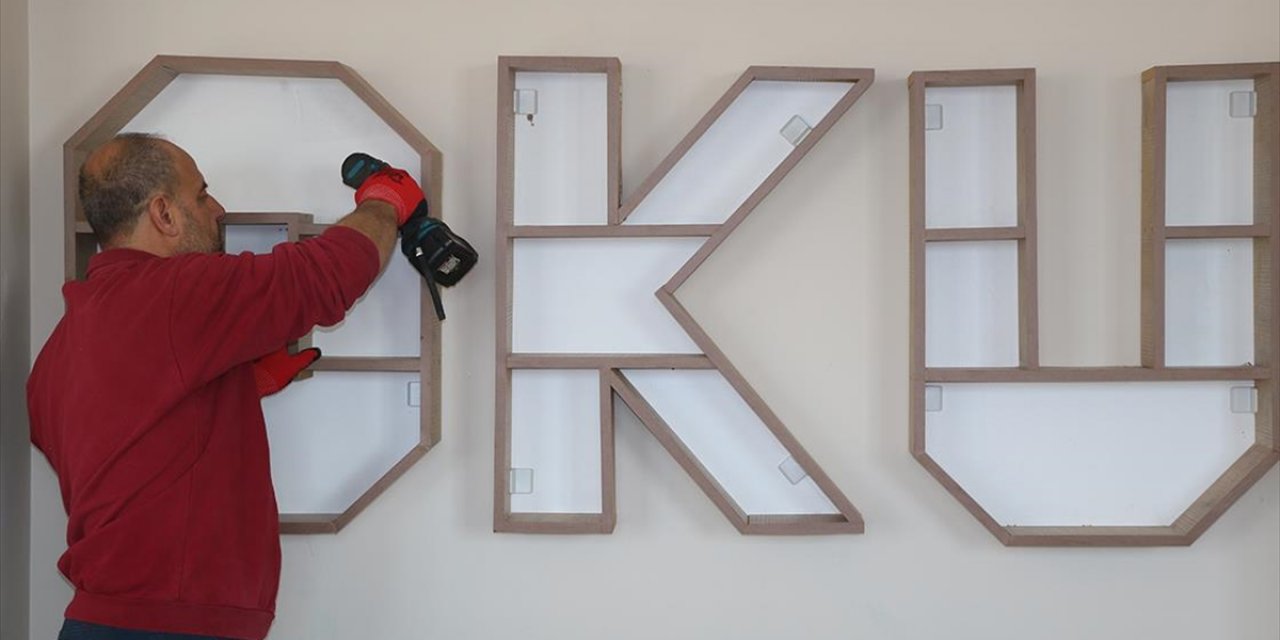 Ahşap Meraklısı Müdür Görev Yaptığı Okulun Mobilyalarını Kendi Üretiyor