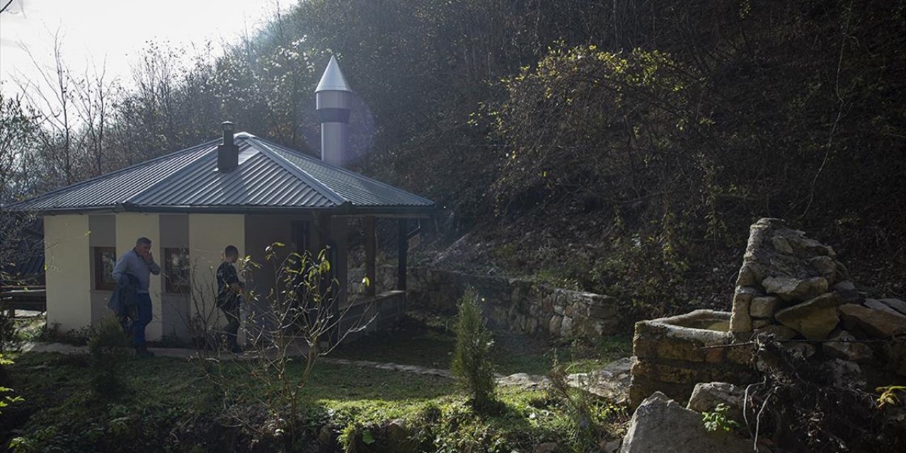 Bosna Hersek'in En Küçük Camilerinden Birisinde En Fazla 10 Kişi İbadet Edebiliyor