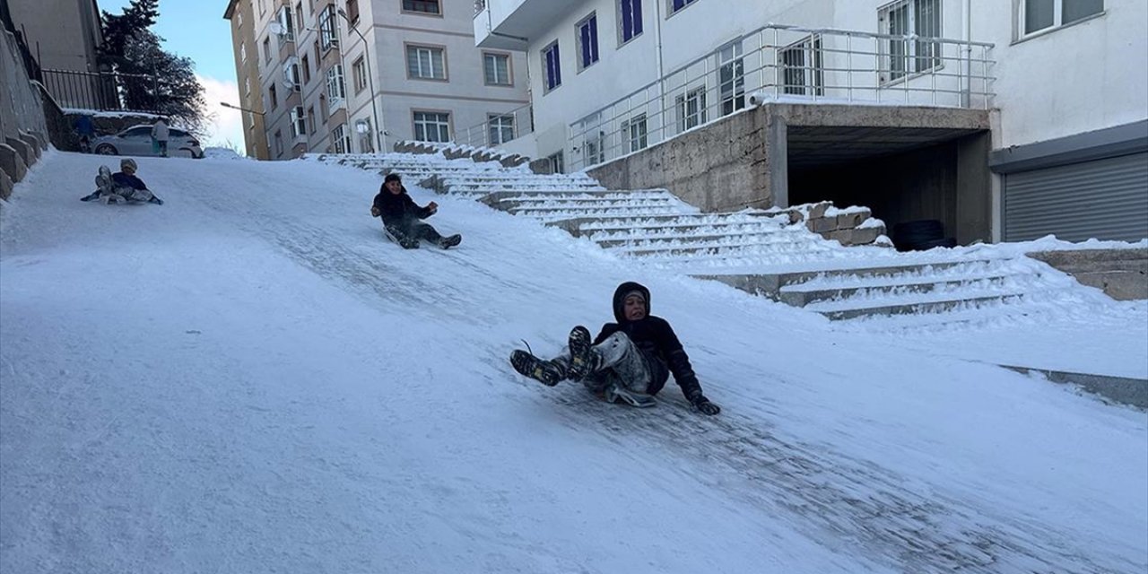 Yozgat'ta Çocuklar Kar Tatilinin Keyfini Poşet Ve Tepsilerle Kayarak Çıkardı