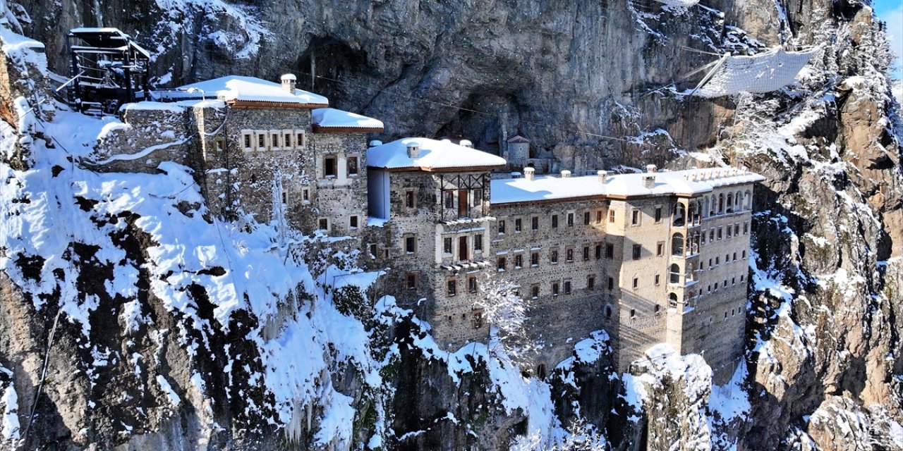 Beyaza Bürünen Sümela Manastırı Yerli Ve Yabancı Ziyaretçilerini Ağırlıyor