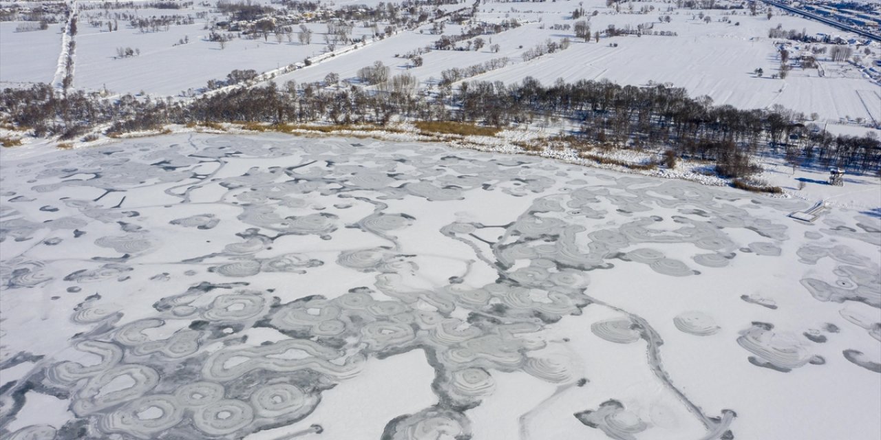 Bolu'da Yeniçağa Gölü'nün Yüzeyi Buz Tuttu