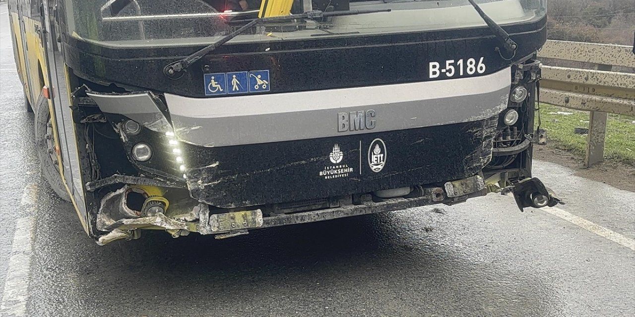 İstanbul'da Bariyere Çarpan İett Otobüsündeki 2 Yolcu Yaralandı