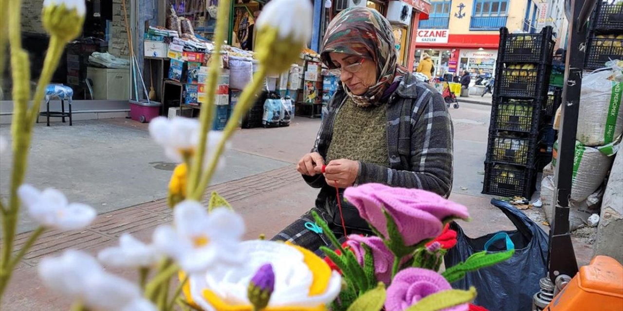 Örgü İplerini "Solmayan Çiçeklere" Dönüştürüyor