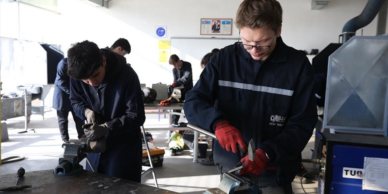 Bursa'da Meslek Liseliler Atıl Malzemeleri Geri Dönüşüme Kazandırıyor