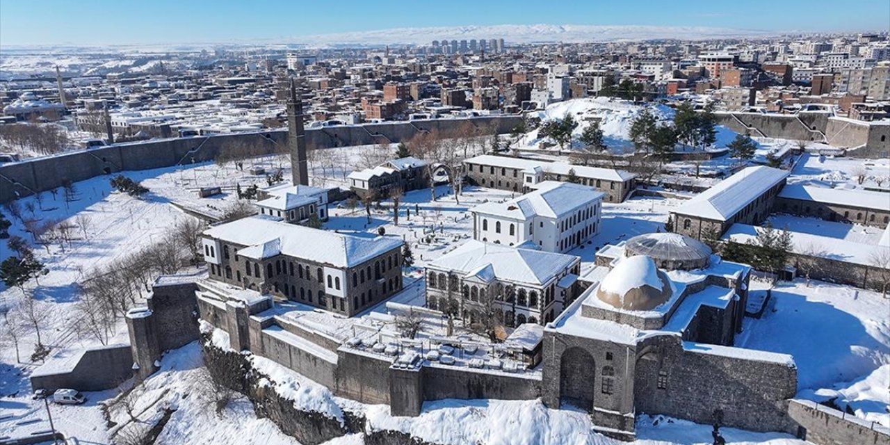 Diyarbakır'daki Tarihi Yapılar Karla Kaplandı