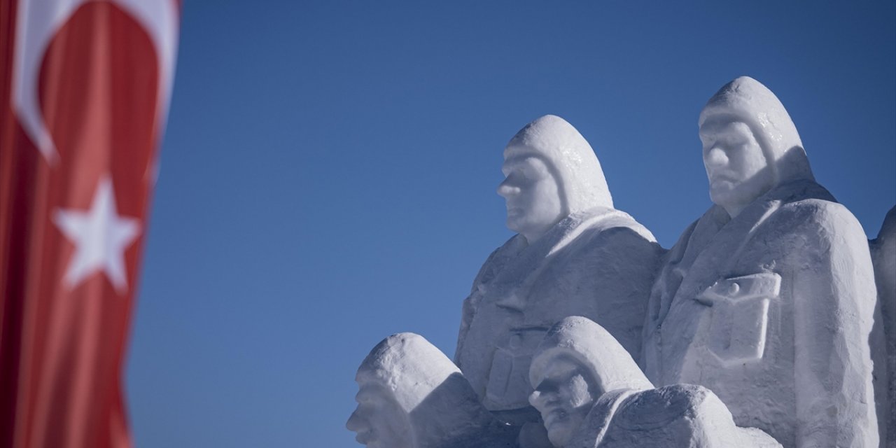 Sarıkamış Şehitleri Anısına Kardan Yapılan Heykeldeki Türk Bayrağı Karanfillerle Kaplandı