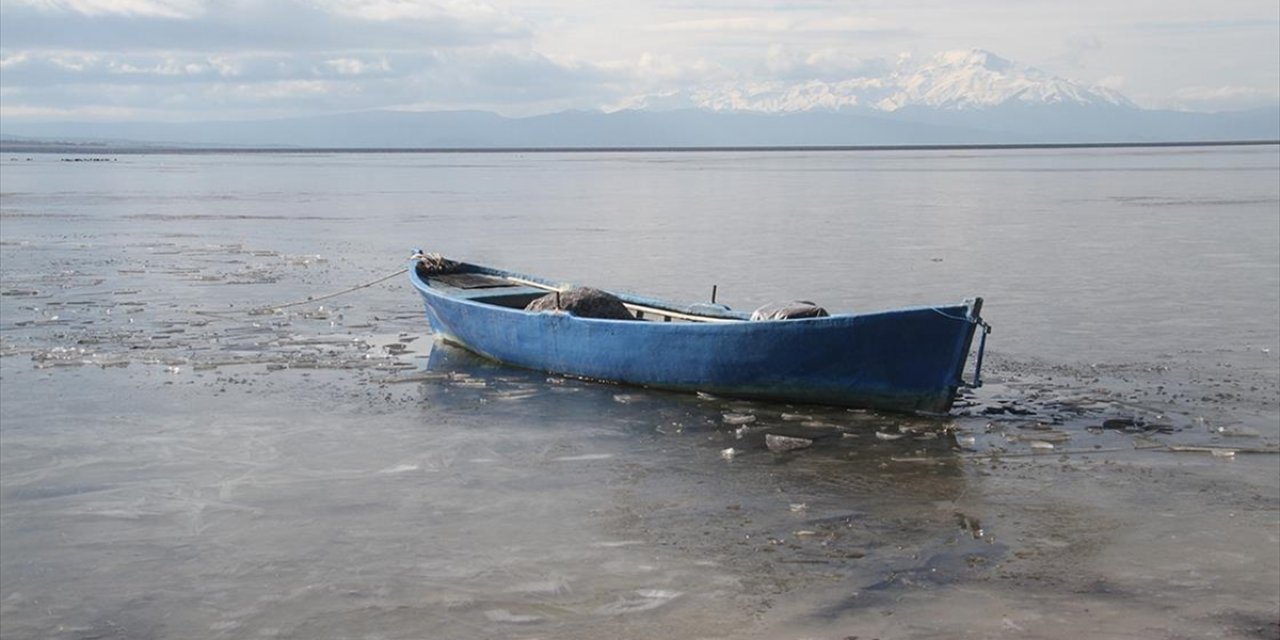 Konya'da Beyşehir Gölü'nün Yüzeyinin Bir Kısmı Buz Tuttu