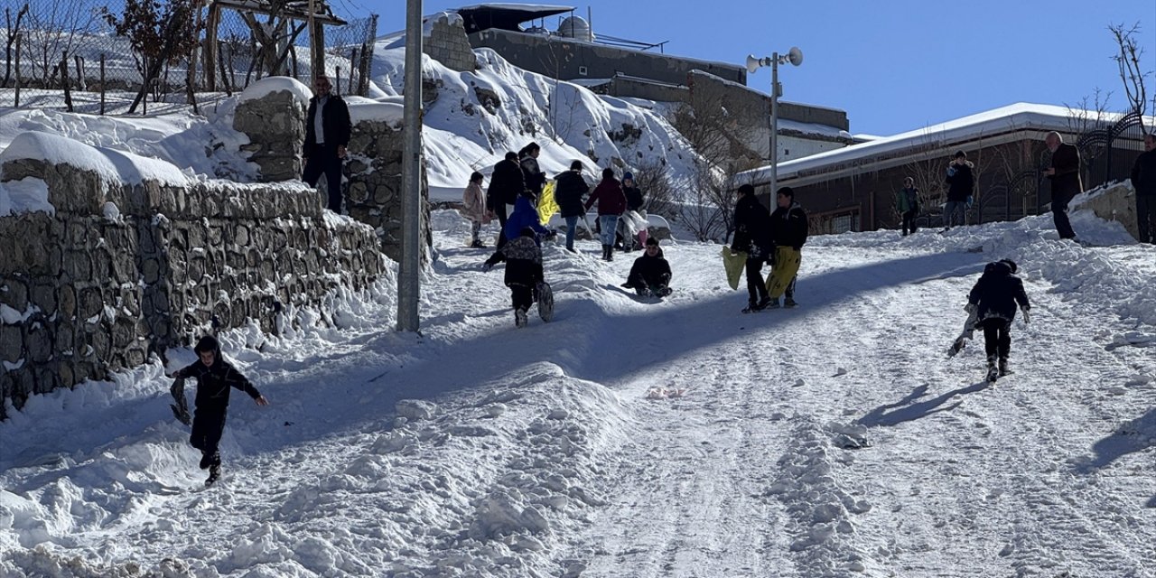 Şırnak'ta Çocuklar Kar Keyfini Poşet ve Tepsilerle Kayarak Çıkardı