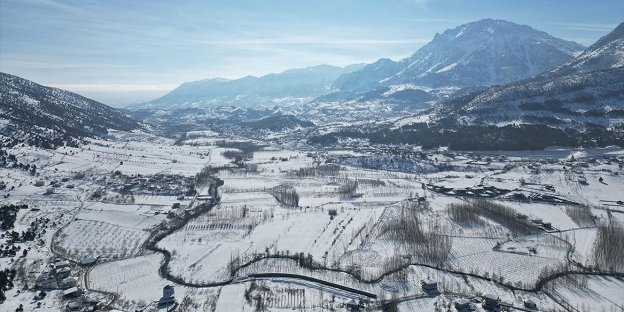 Kahramanmaraş'taki Yeşilgöz Gölü'nde Kış Manzarası Havadan Görüntülendi