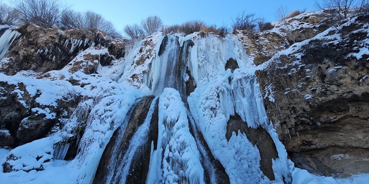 Büyük Bölümü Donan Erzincan'daki Girlevik Şelalesi'nde Buz Sarkıtları Oluştu