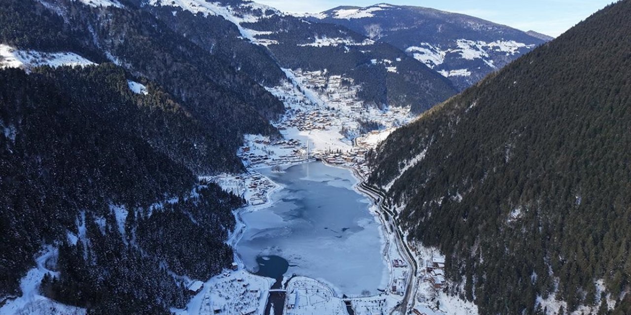 Trabzon'da Yüzeyi Buz Tutan Uzungöl Görülmeye Değer Manzaralar Sunuyor