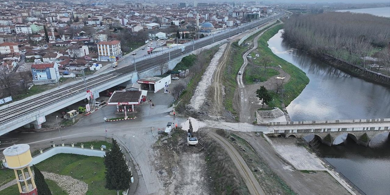 Edirne'de Tunca Köprüsü Girişindeki Hemzemin Geçit Kaldırılıyor