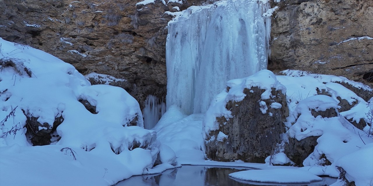 Bayburt'ta Sırakayalar Şelalesi Buz Tuttu