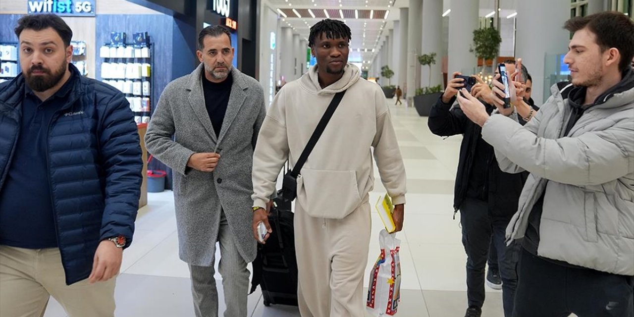 Nijeryalı Futbolcu Chibuike Nwaiwu, Trabzonspor İçin İstanbul'a Geldi