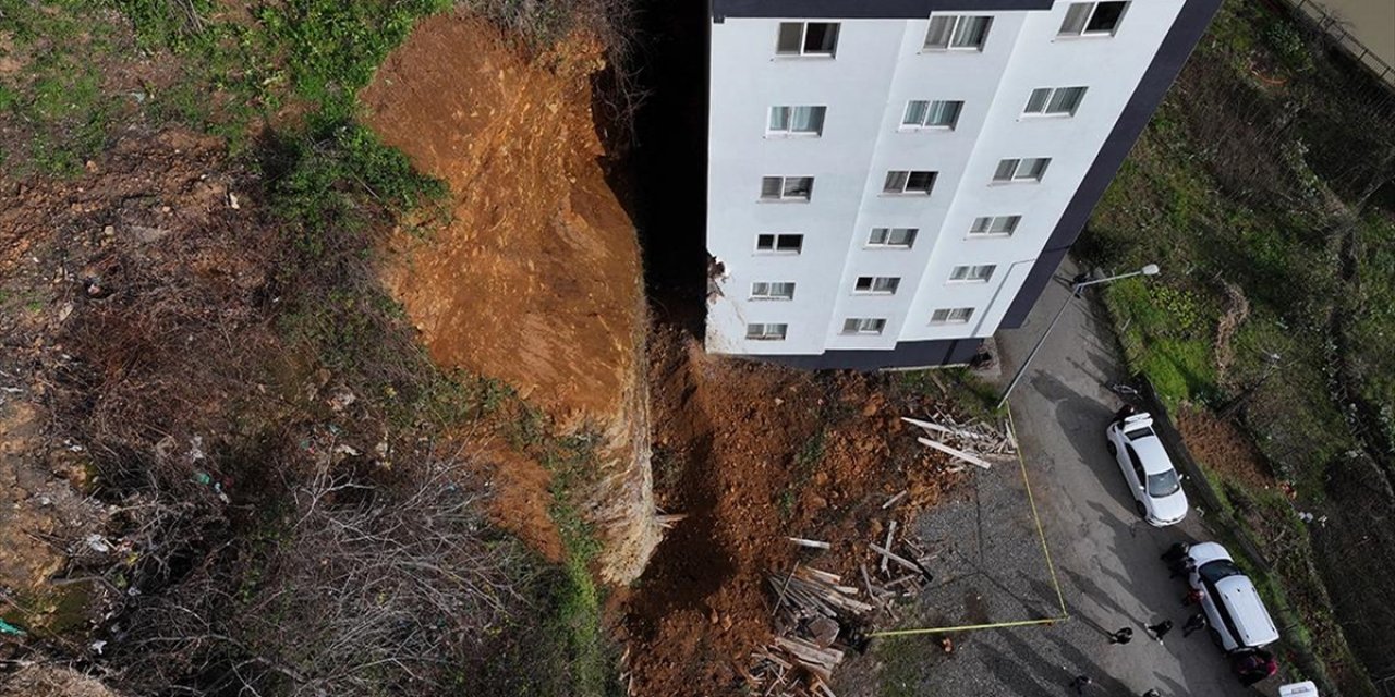 Trabzon'da Toprak Kaymasından Etkilenen Binada Hasar Tespit Çalışmaları Sürüyor