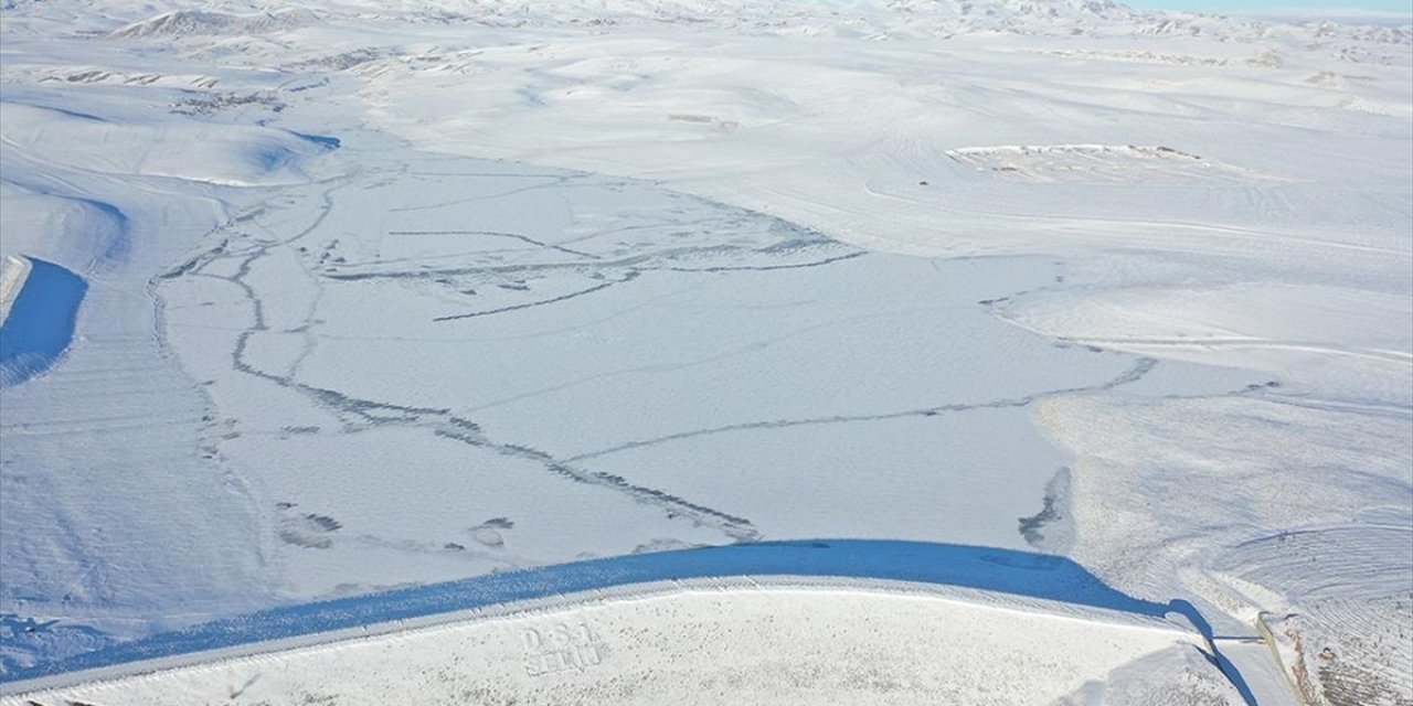Kars'ta Eskimo Usulü Balık Avcılığının Yapıldığı Baraj Dondu