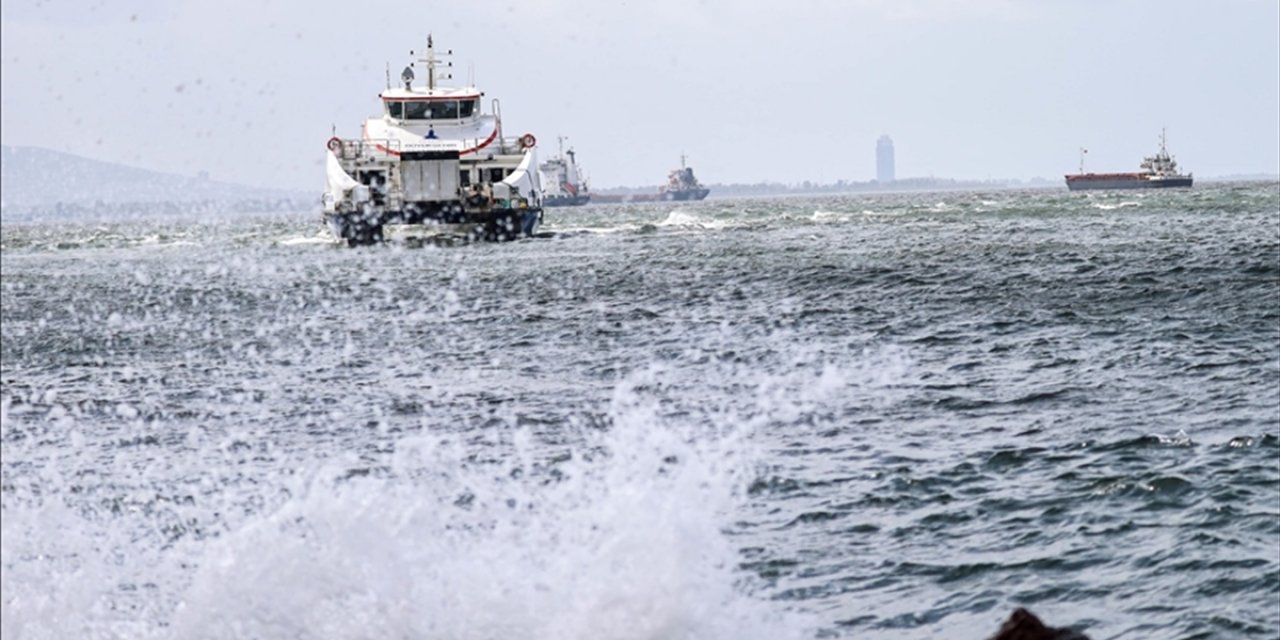 İzmir'de Şiddetli Rüzgar Nedeniyle Vapur Seferleri İptal Edildi