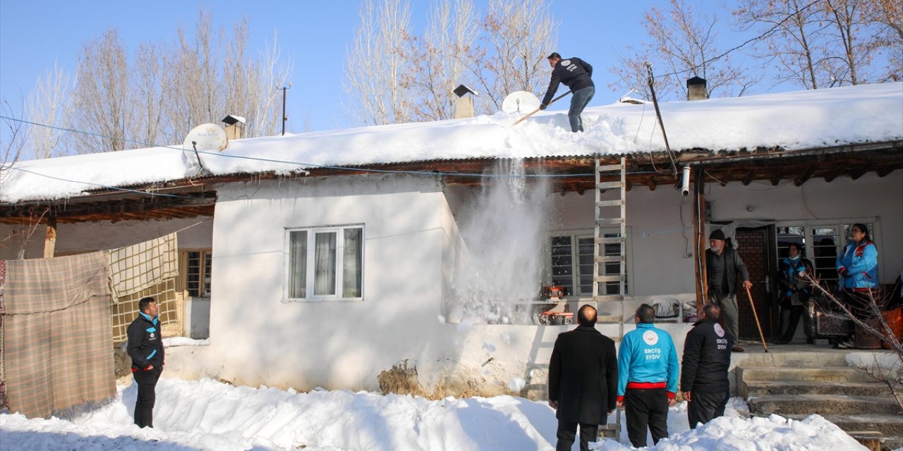 Vefa Ekipleri Kışın Zor Şartlarında İhtiyaç Sahiplerinin Yardımına Koşuyor