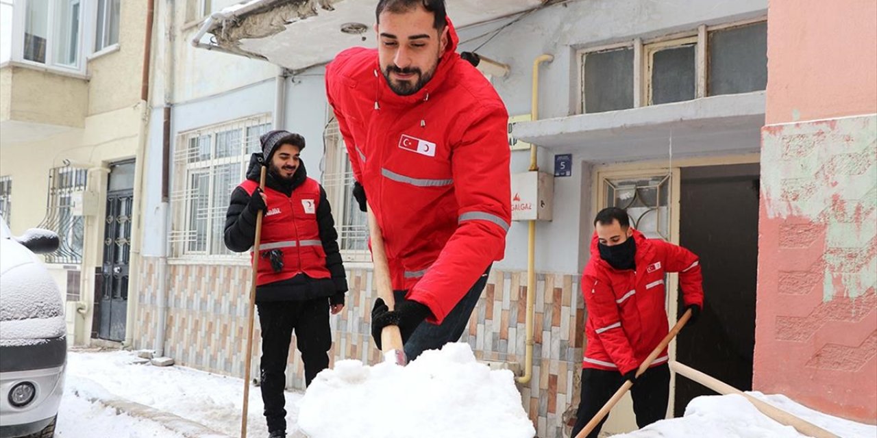 Gönüllü Gençler, Yaşlı ve Engellilerin Evlerinin Önündeki Kar ve Buzu Temizliyor