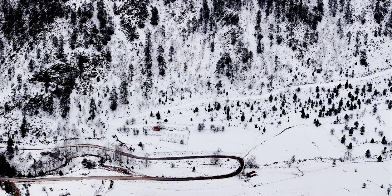 Aladağlar'da Oluşan Kar Güzelliği Dronla Görüntülendi