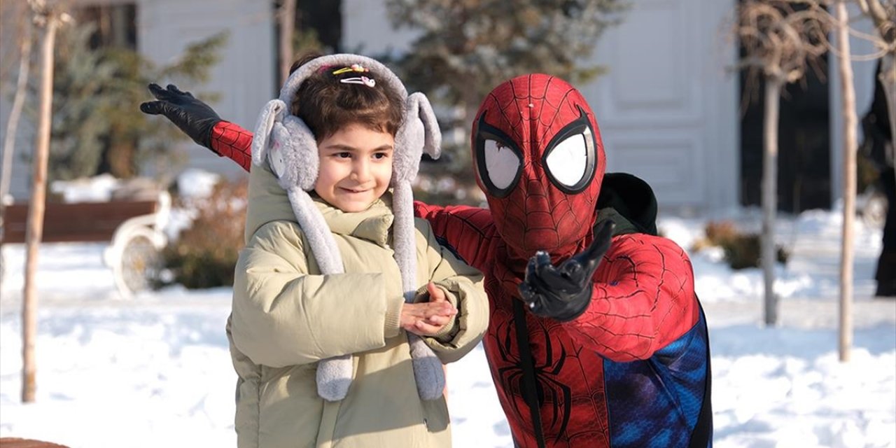 Türkiye'yi Gezen "Örümcek Adam" Van'da