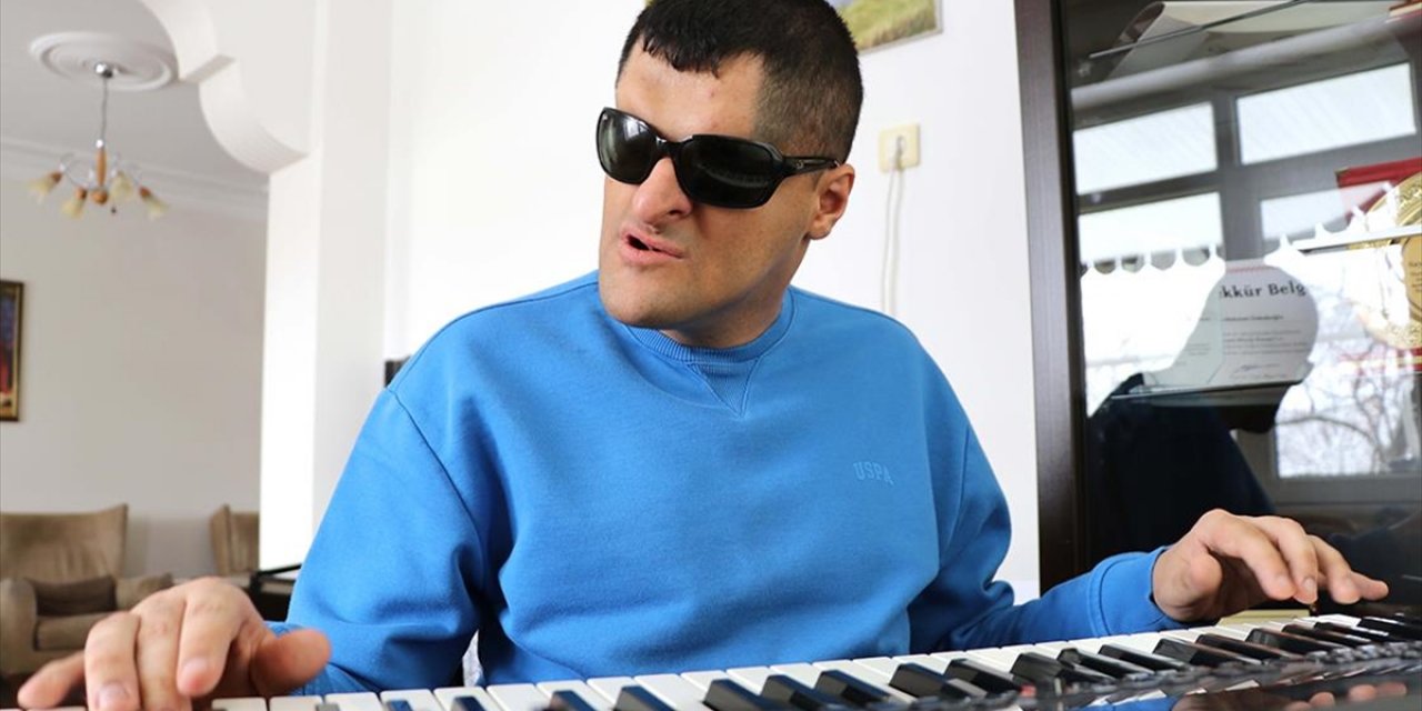 Görme Engelli Genç, Müzik Yeteneğini Devlet Sanatçısı Olarak Taçlandırmak İstiyor