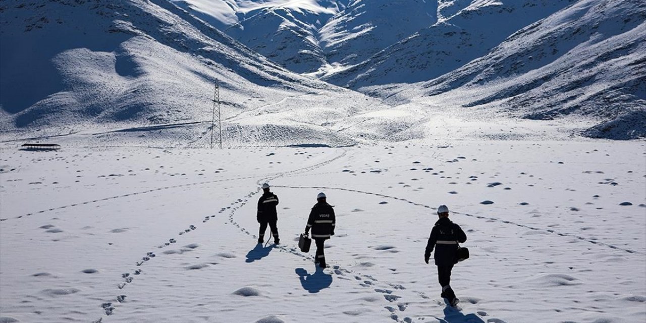 Vedaş'ın Fedakar Çalışanı, 30 Yıldır Karlı Dağlarda Elektrik Arızalarını Gideriyor