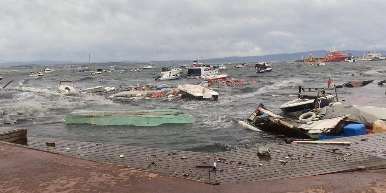 İstanbul’da Şiddetli Fırtına Hayatı Felç Etti: Ağaçlar Devrildi, Çatılar Uçtu, Tekneler Zarar Gördü
