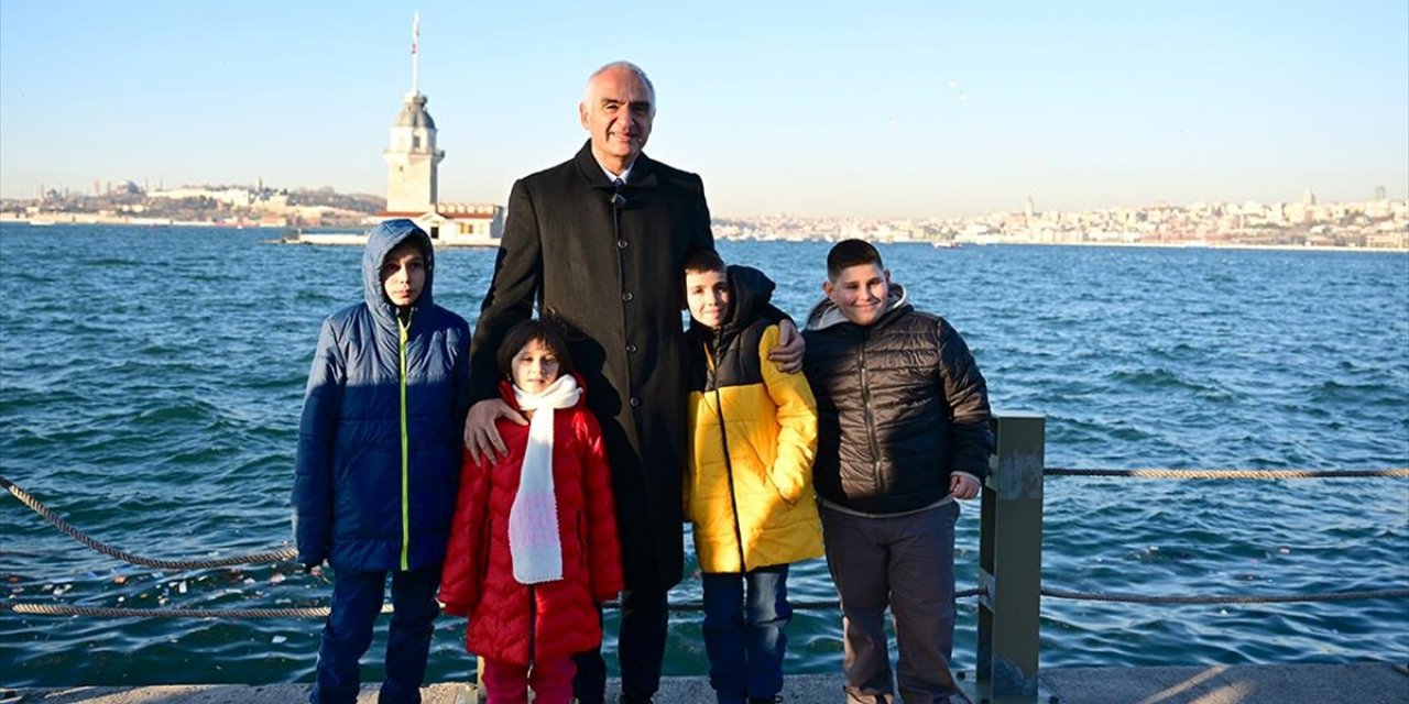 Kültür ve Turizm Bakanı Ersoy, Kardan "Kız Kulesi" Yapan Çocukları İstanbul'da Ağırladı