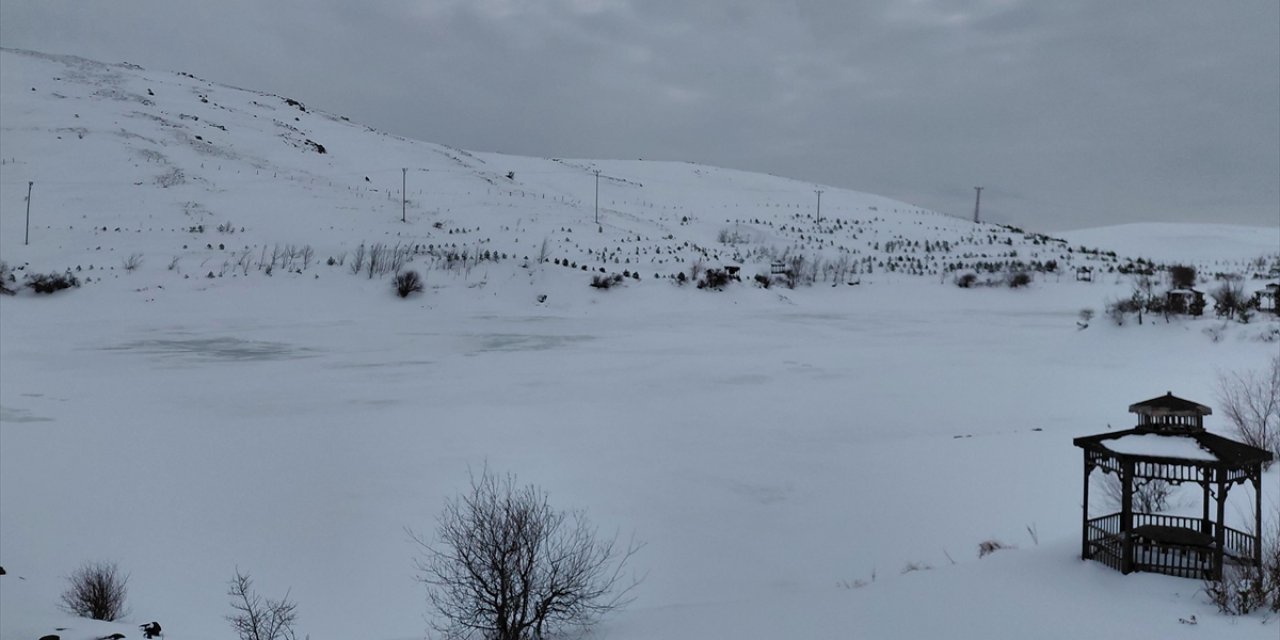 Tokat'ta Üçoluk Göleti'nin Yüzeyi Buz Tuttu