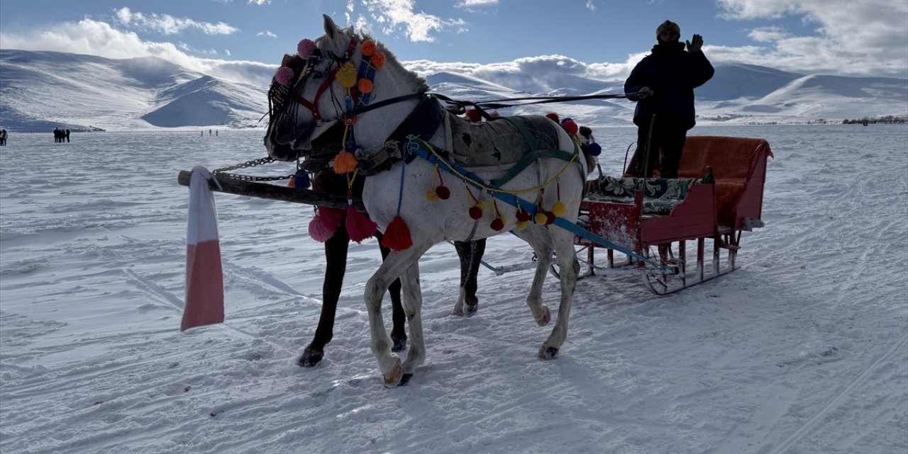Yüzeyinin Tamamı Donan Çıldır Gölü'nde Hafta Sonu Yoğunluğu Yaşanıyor