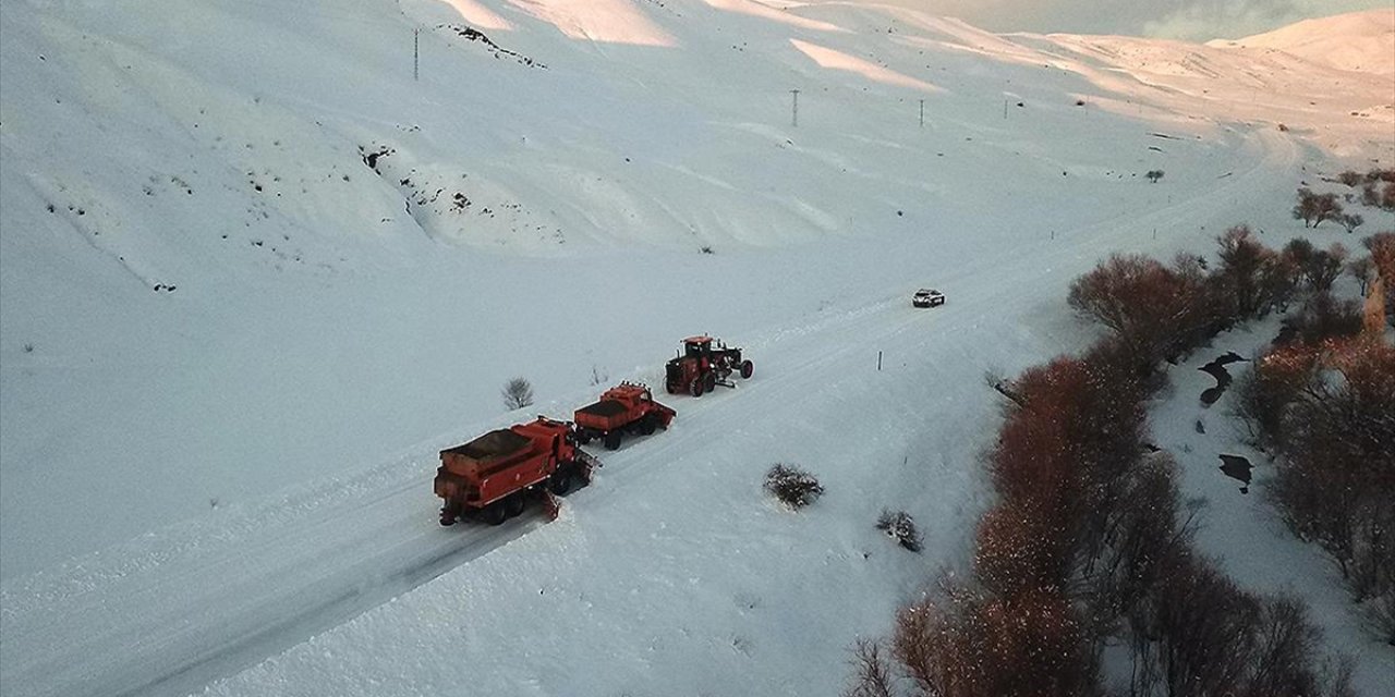 Ağrı'da "Kar Kaplanları" Kesintisiz Ulaşım İçin Gece Gündüz Çalışıyor