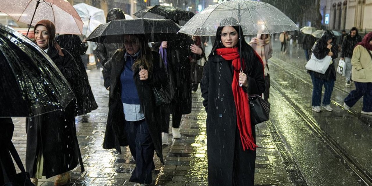 İstanbul'da Kuvvetli Yağmur ve Şiddetli Rüzgar Etkili Oluyor